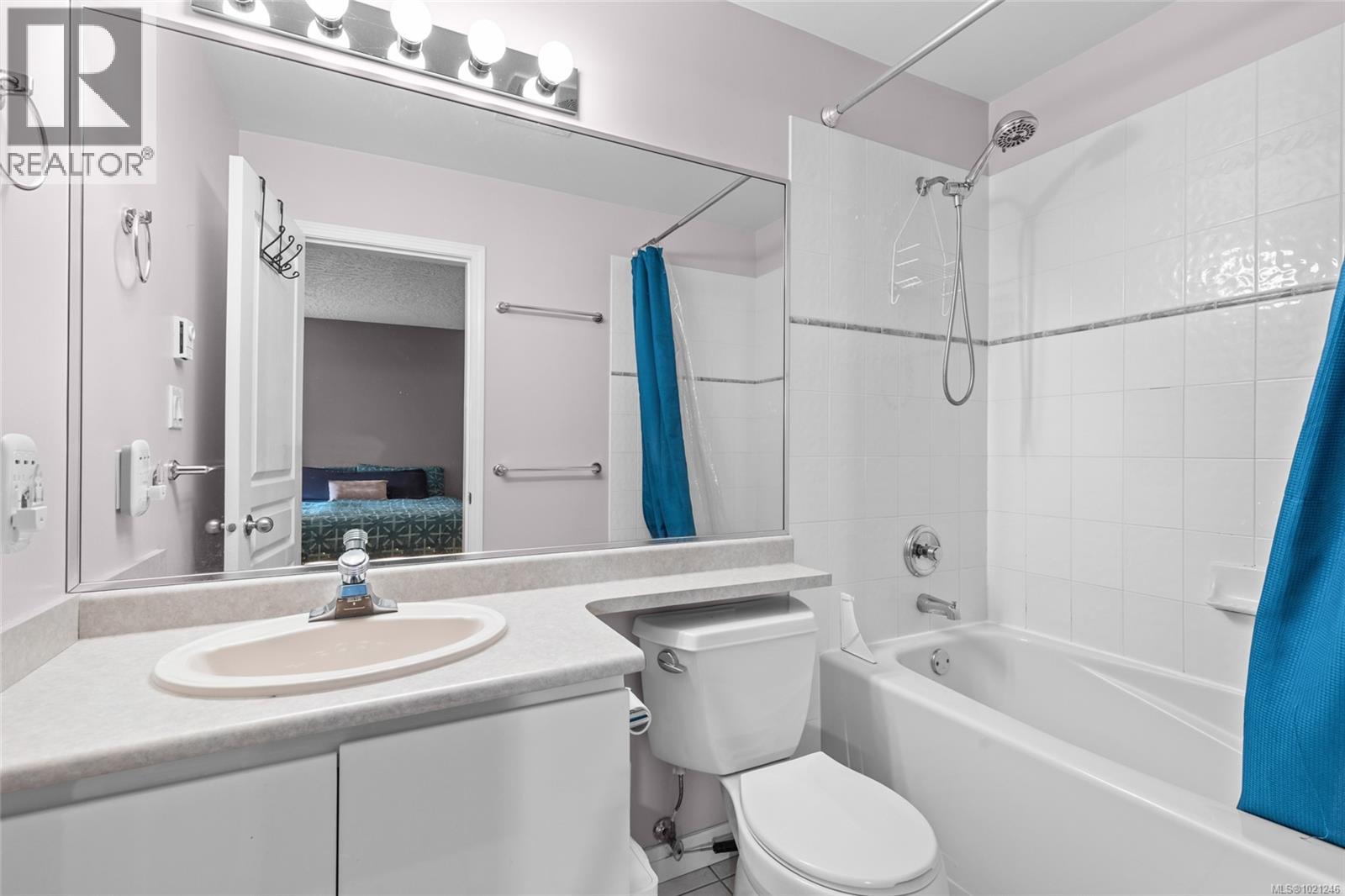 404 935 Johnson Street, Victoria