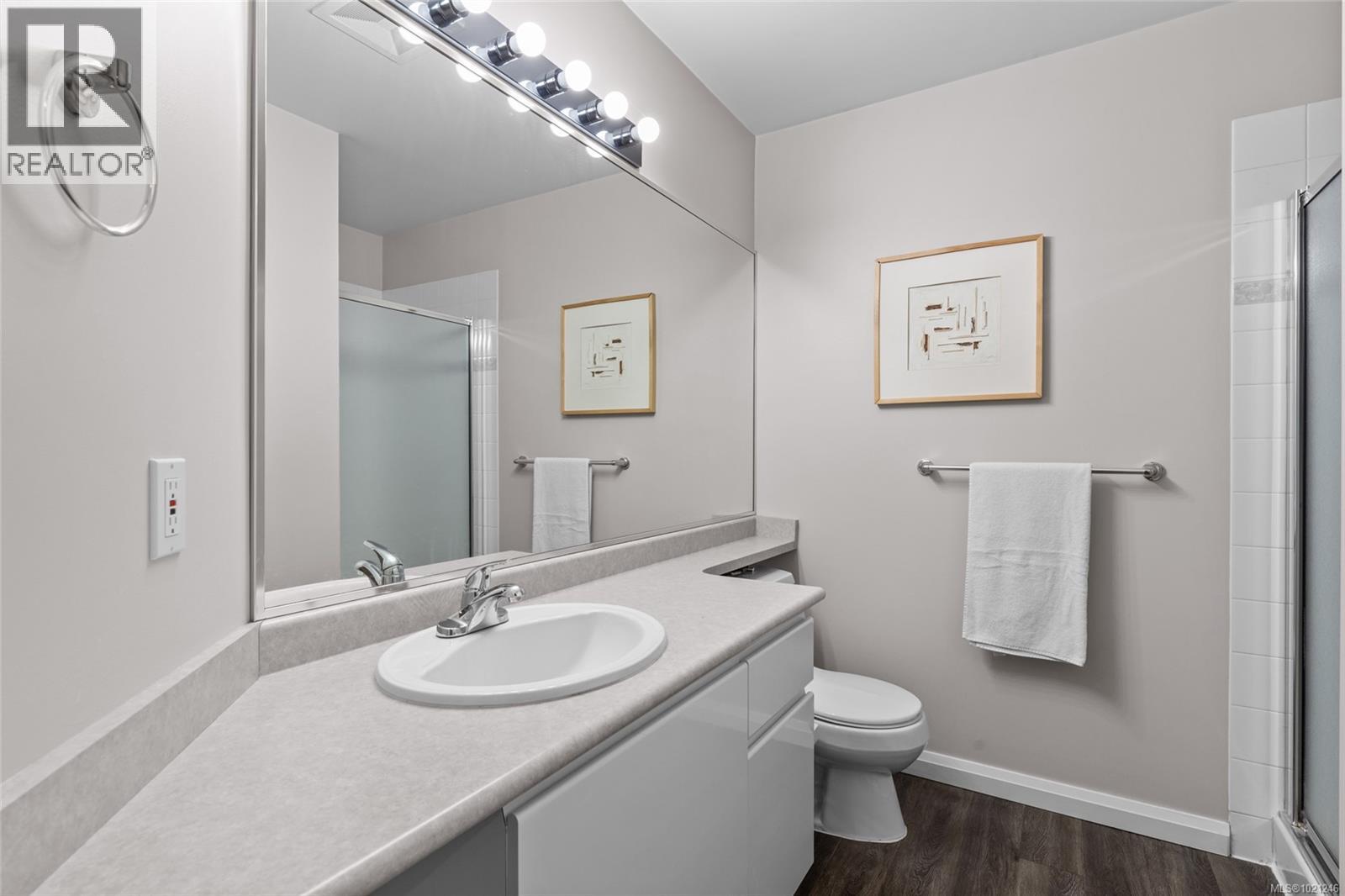 404 935 Johnson Street, Victoria