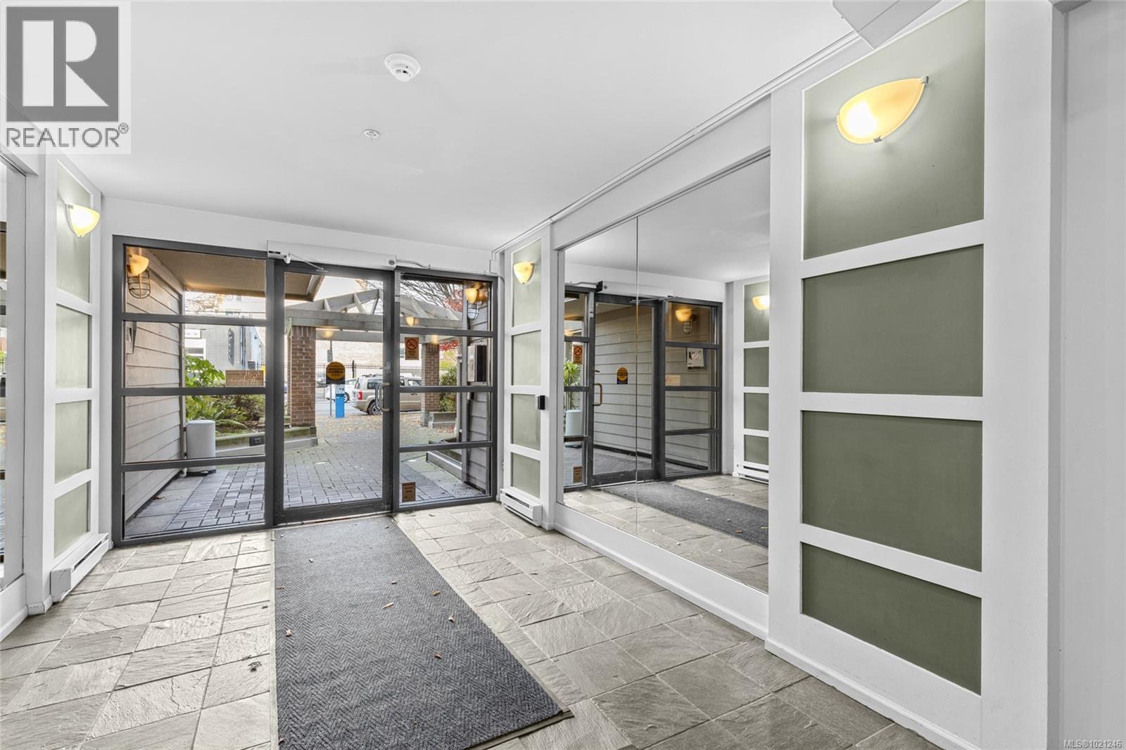 404 935 Johnson Street, Victoria