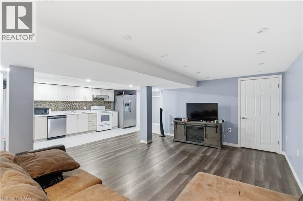22 COLONIAL STREET - 25