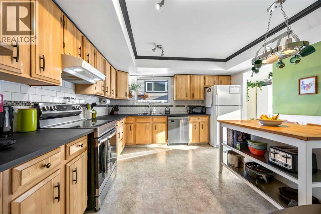 Single Family House 4 Level for Sale in  Bedford Circle NE Beddington Heights Calgary 