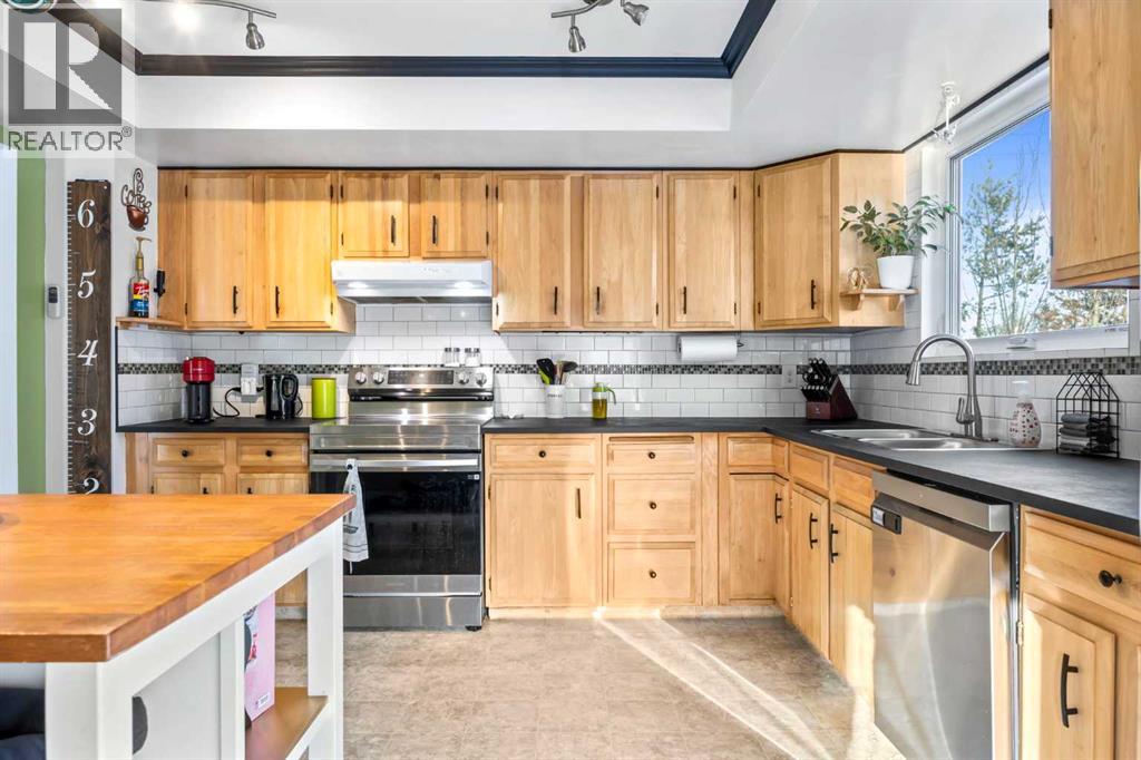 Single Family House 4 Level for Sale in  Bedford Circle NE Beddington Heights Calgary 