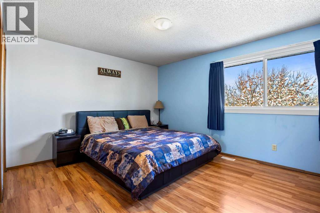 Single Family House 4 Level for Sale in  Bedford Circle NE Beddington Heights Calgary 