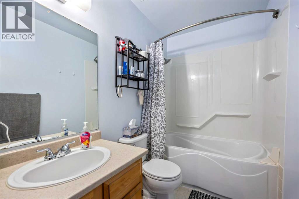 Single Family House 4 Level for Sale in  Bedford Circle NE Beddington Heights Calgary 