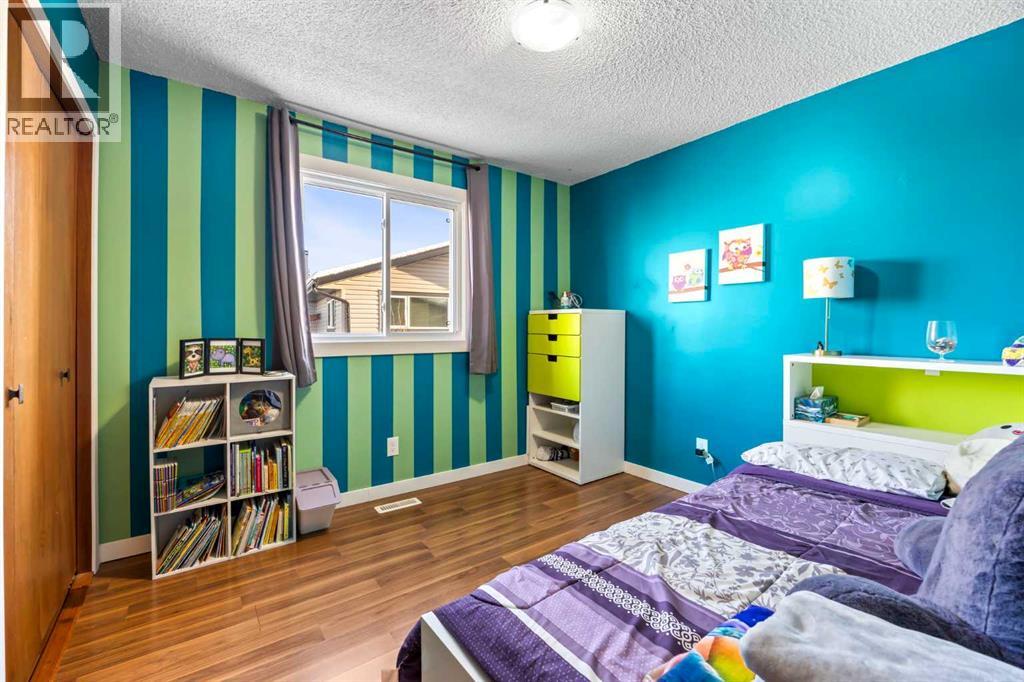 Single Family House 4 Level for Sale in  Bedford Circle NE Beddington Heights Calgary 