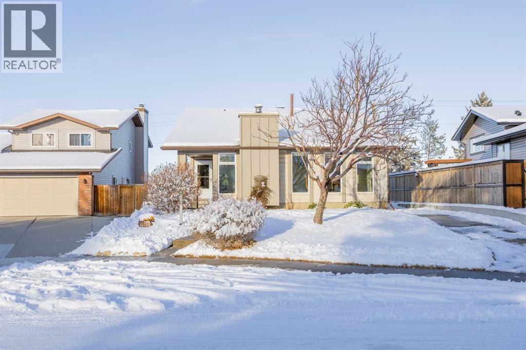 Single Family House 4 Level for Sale in  Bedford Circle NE Beddington Heights Calgary 