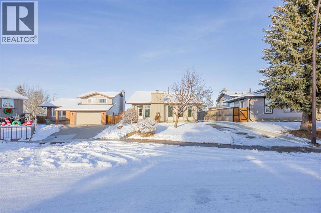 Single Family House 4 Level for Sale in  Bedford Circle NE Beddington Heights Calgary 