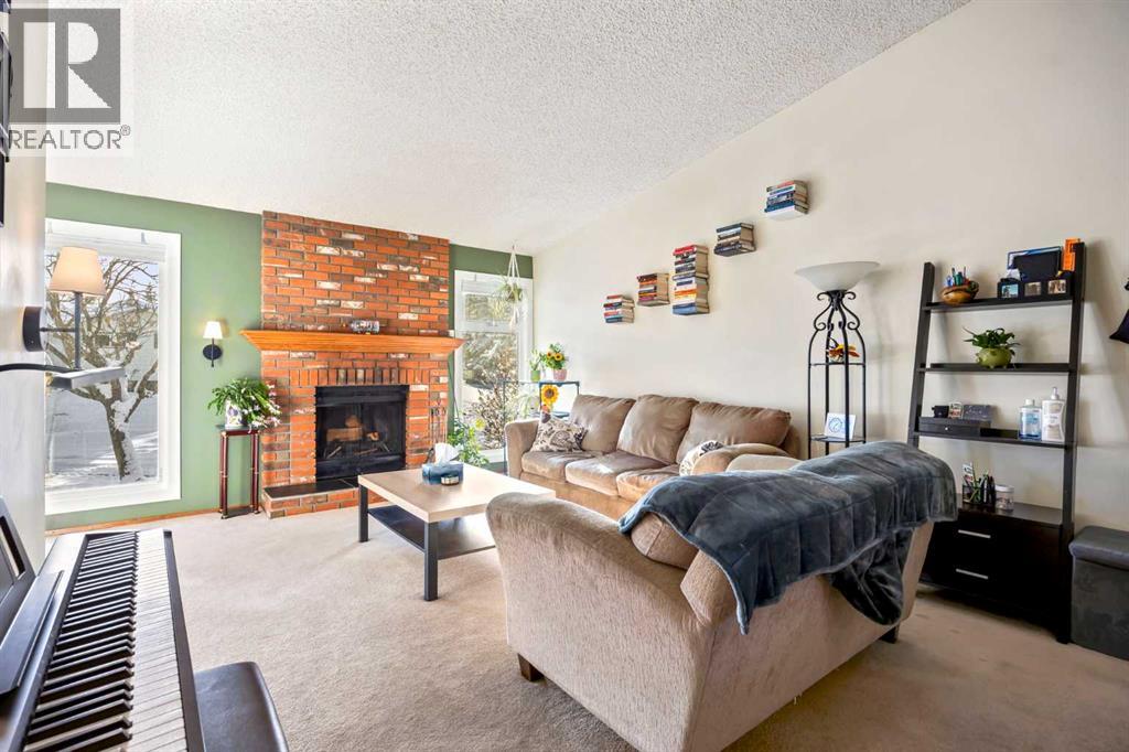 Single Family House 4 Level for Sale in  Bedford Circle NE Beddington Heights Calgary 