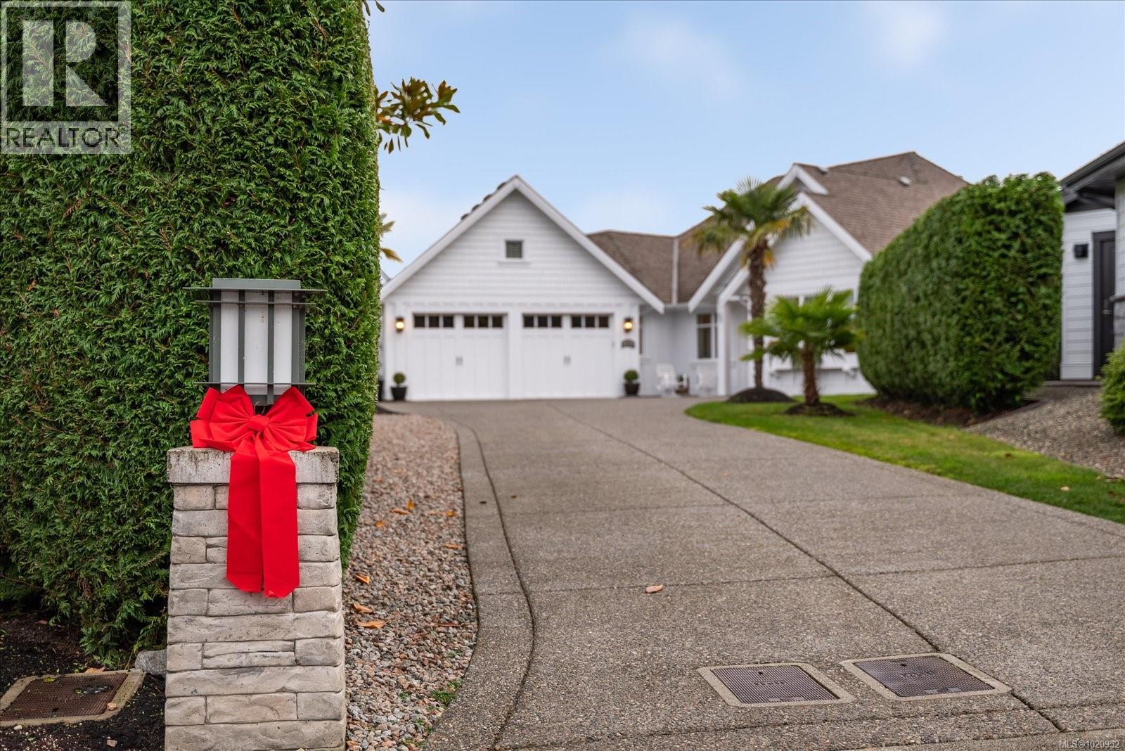 834 Bluffs Dr, Qualicum Beach