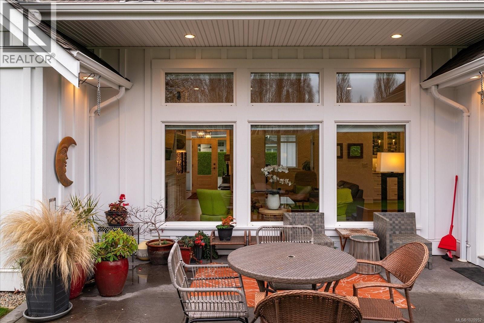 834 Bluffs Dr, Qualicum Beach