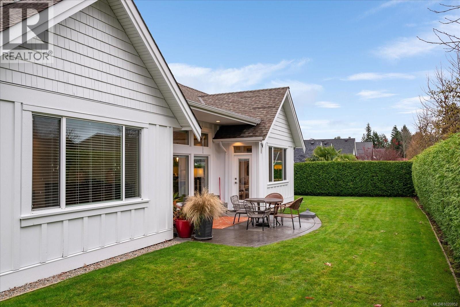 834 Bluffs Dr, Qualicum Beach