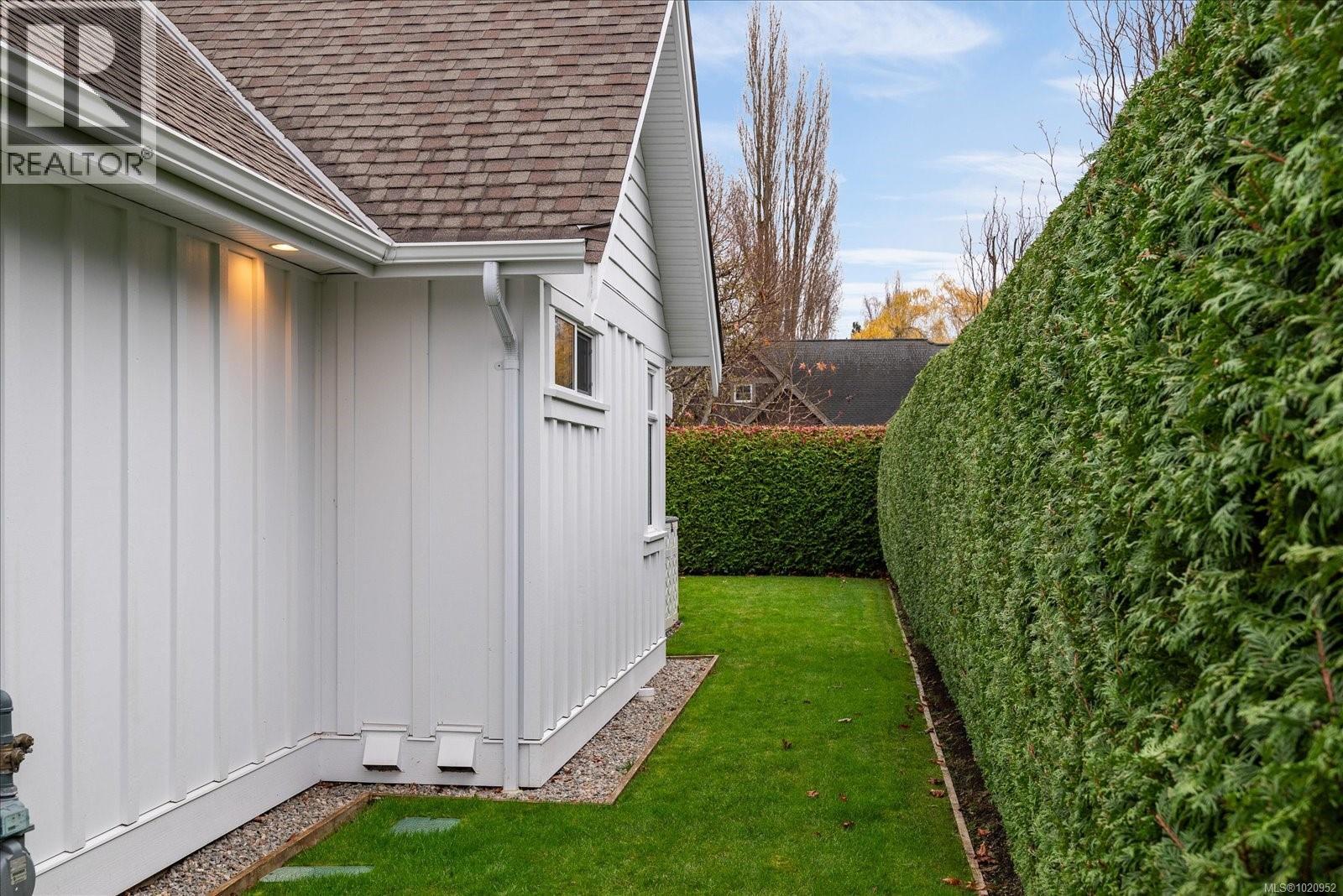 834 Bluffs Dr, Qualicum Beach