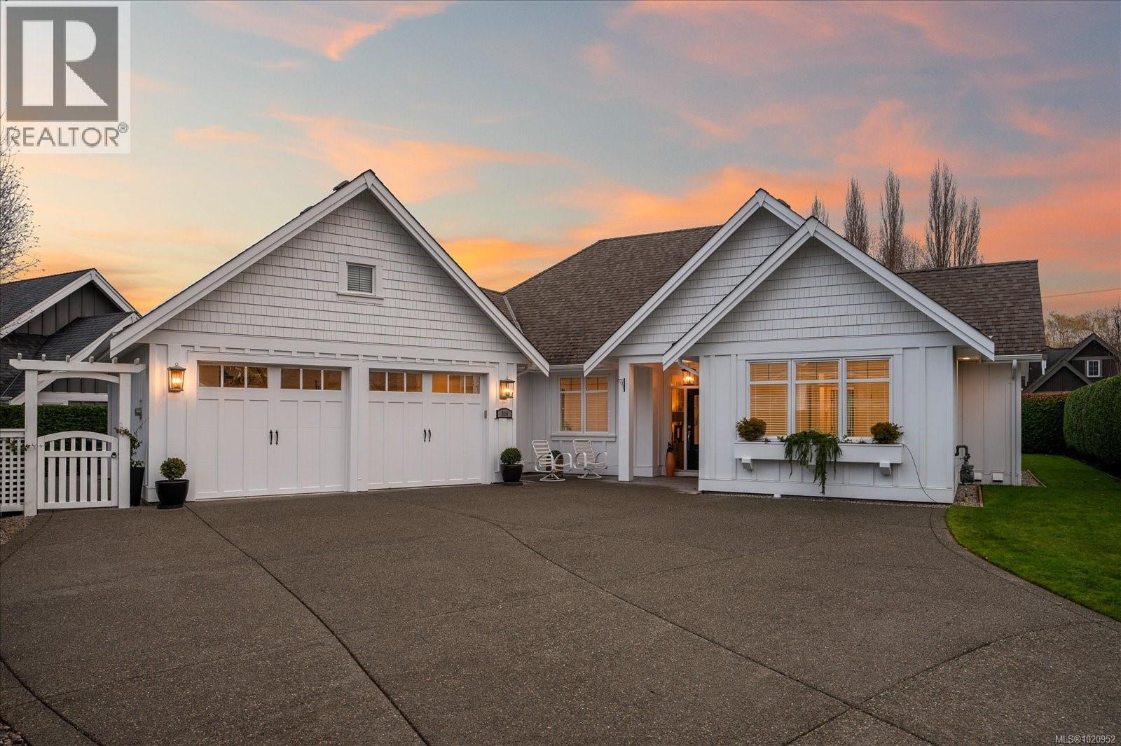 834 Bluffs Dr, Qualicum Beach