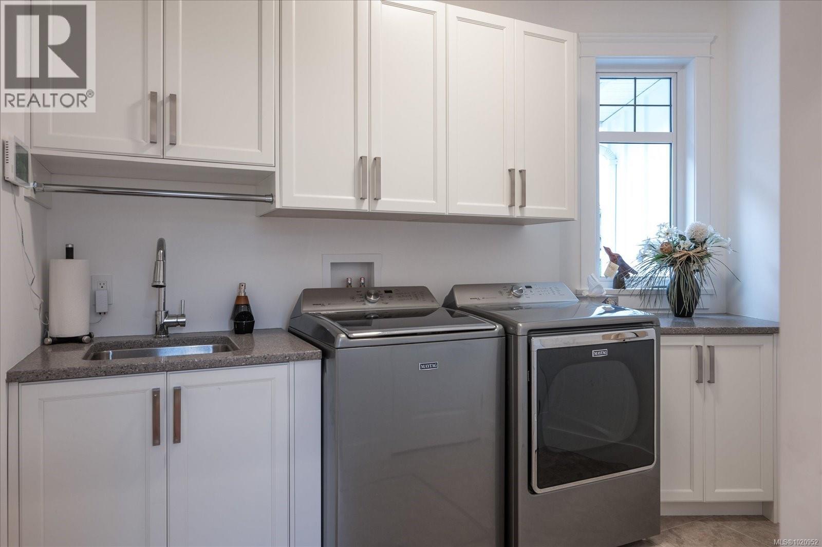 834 Bluffs Dr, Qualicum Beach