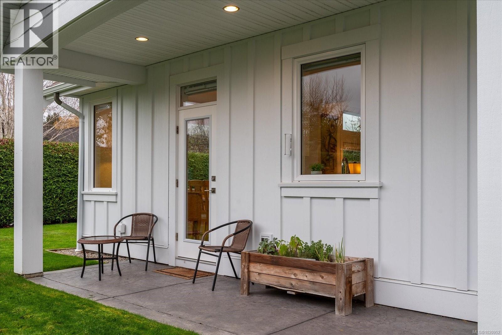 834 Bluffs Dr, Qualicum Beach