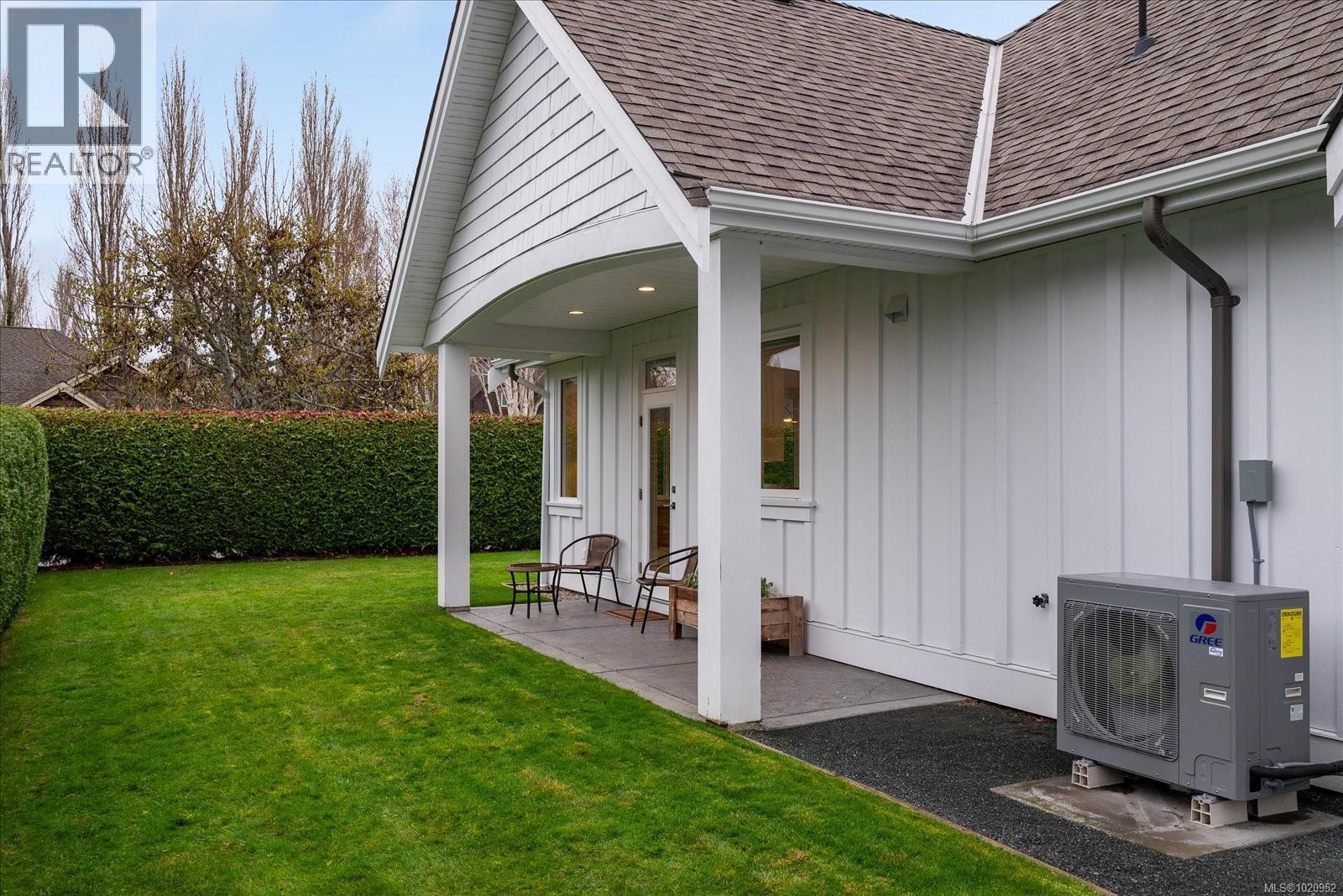 834 Bluffs Dr, Qualicum Beach