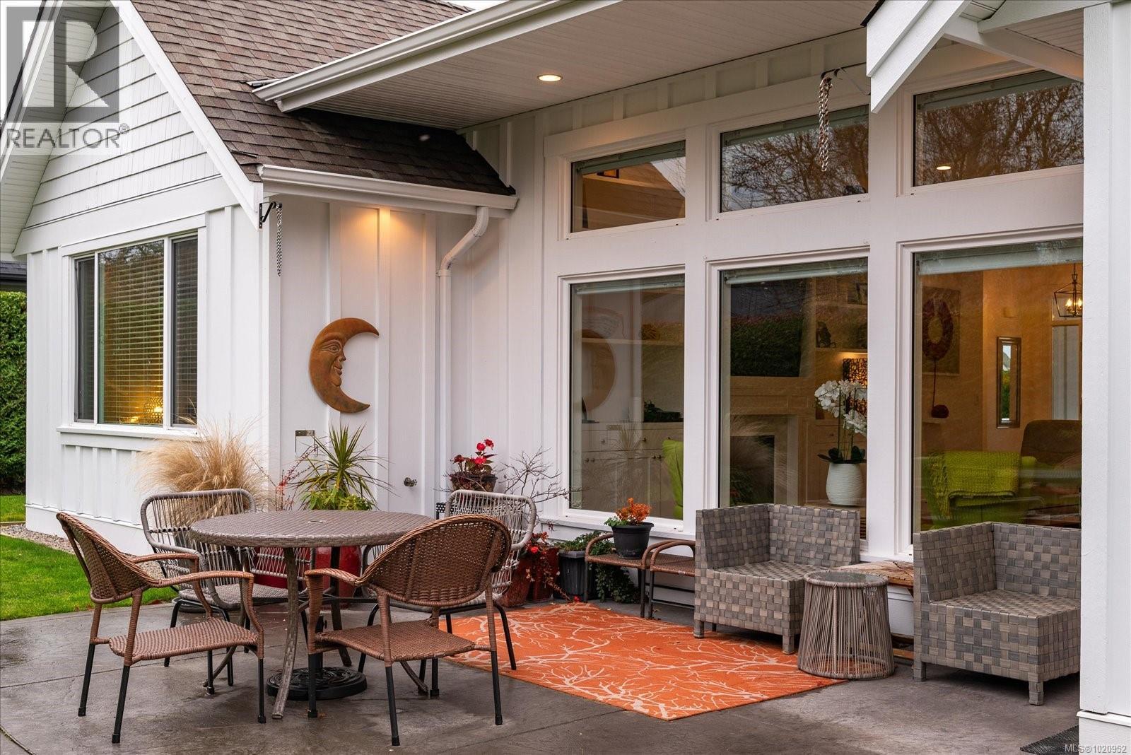 834 Bluffs Dr, Qualicum Beach