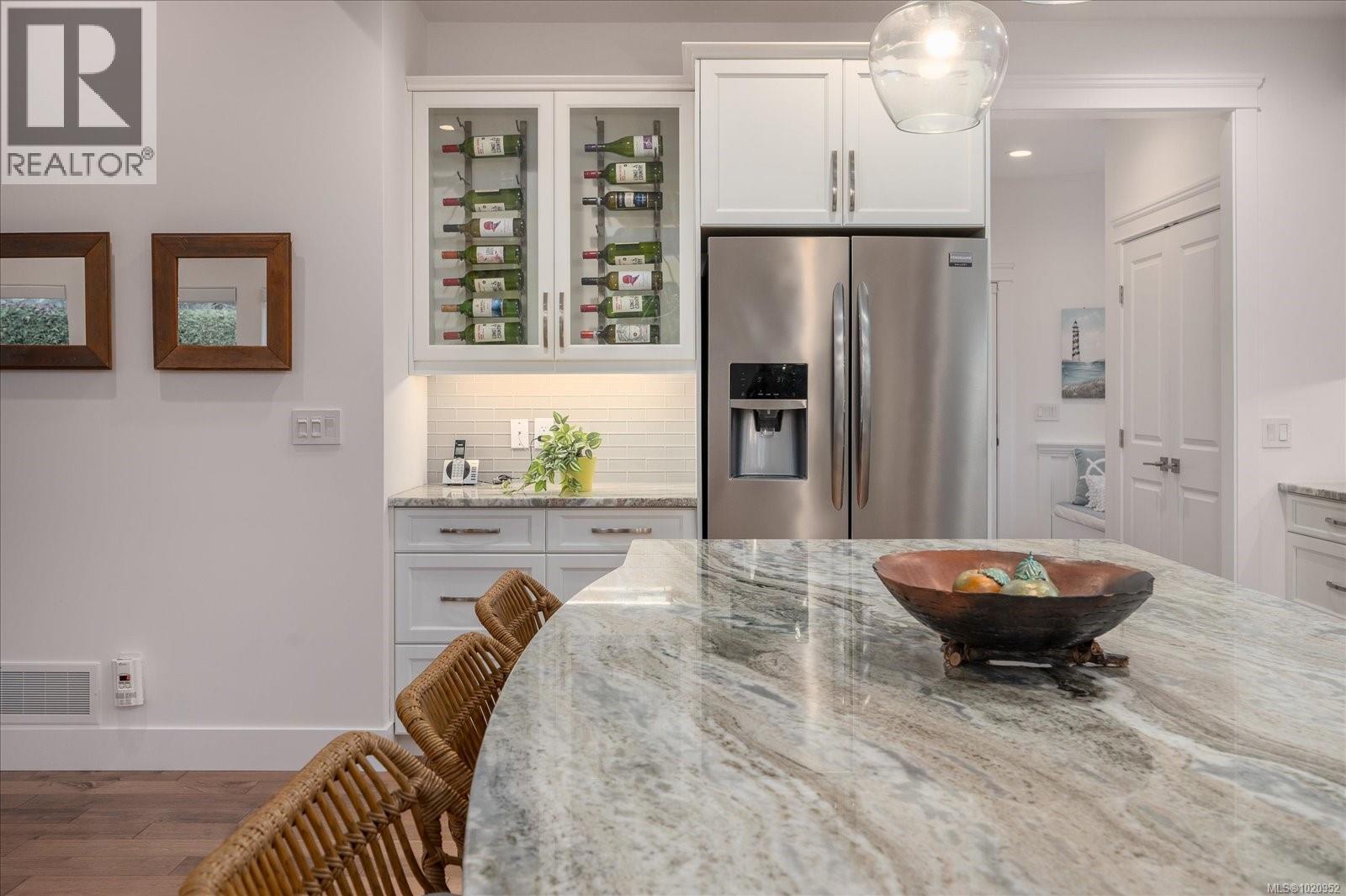 834 Bluffs Dr, Qualicum Beach