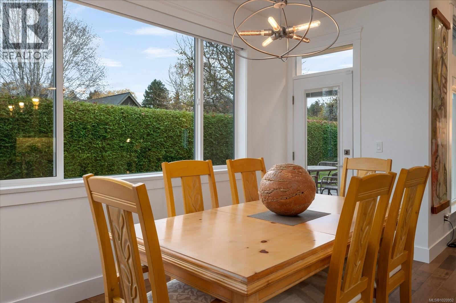 834 Bluffs Dr, Qualicum Beach