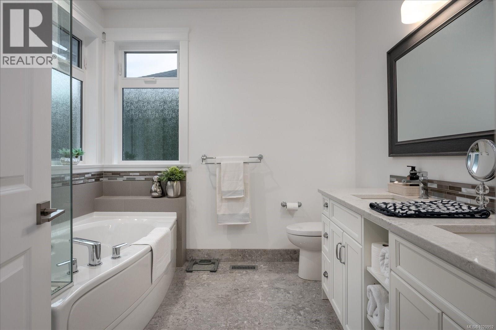 834 Bluffs Dr, Qualicum Beach