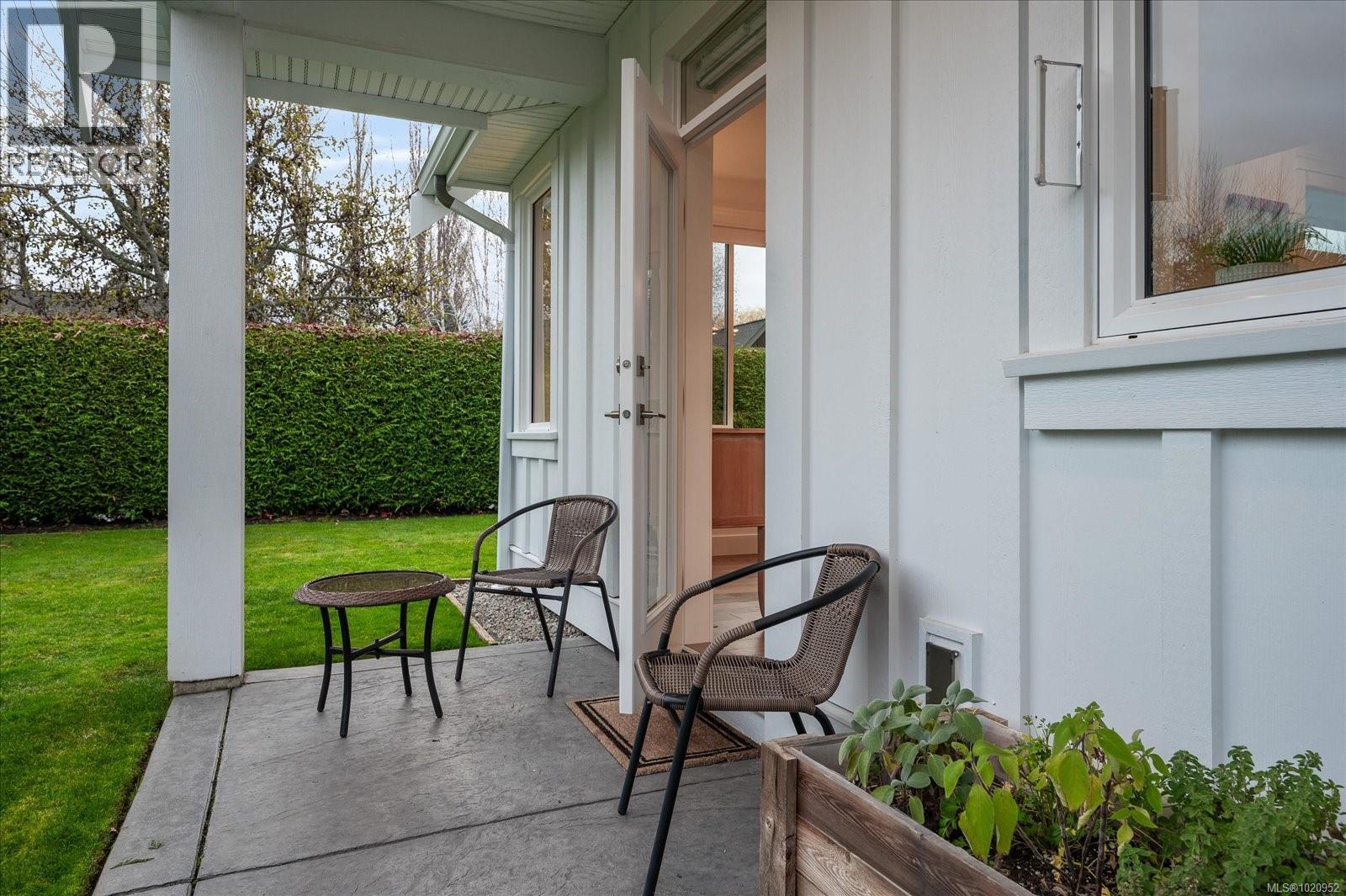 834 Bluffs Dr, Qualicum Beach