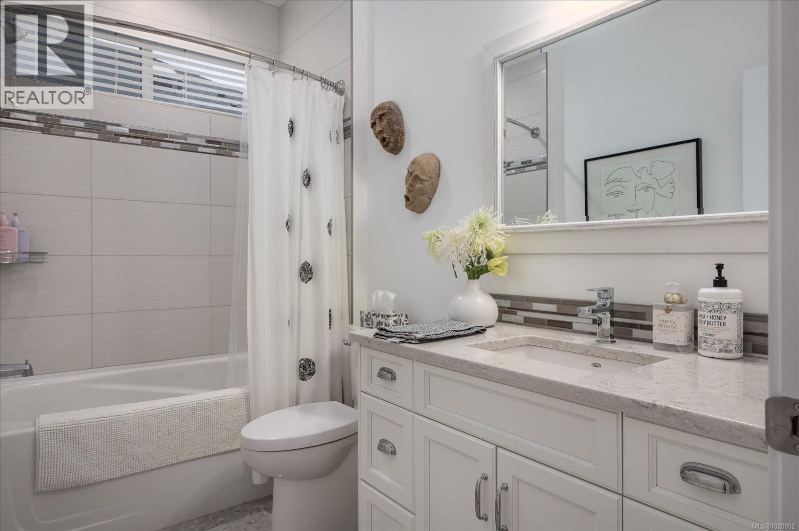 834 Bluffs Dr, Qualicum Beach