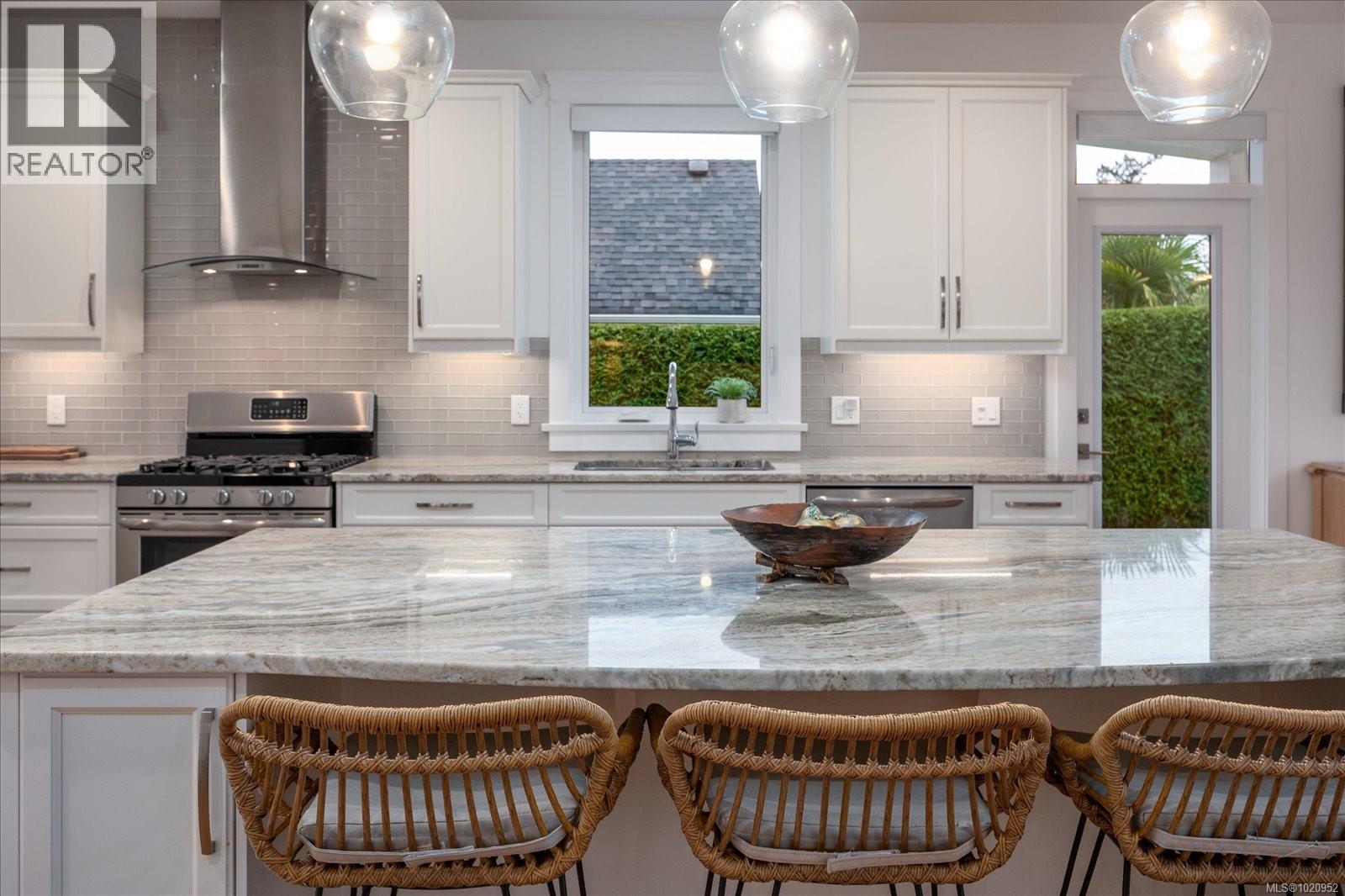 834 Bluffs Dr, Qualicum Beach