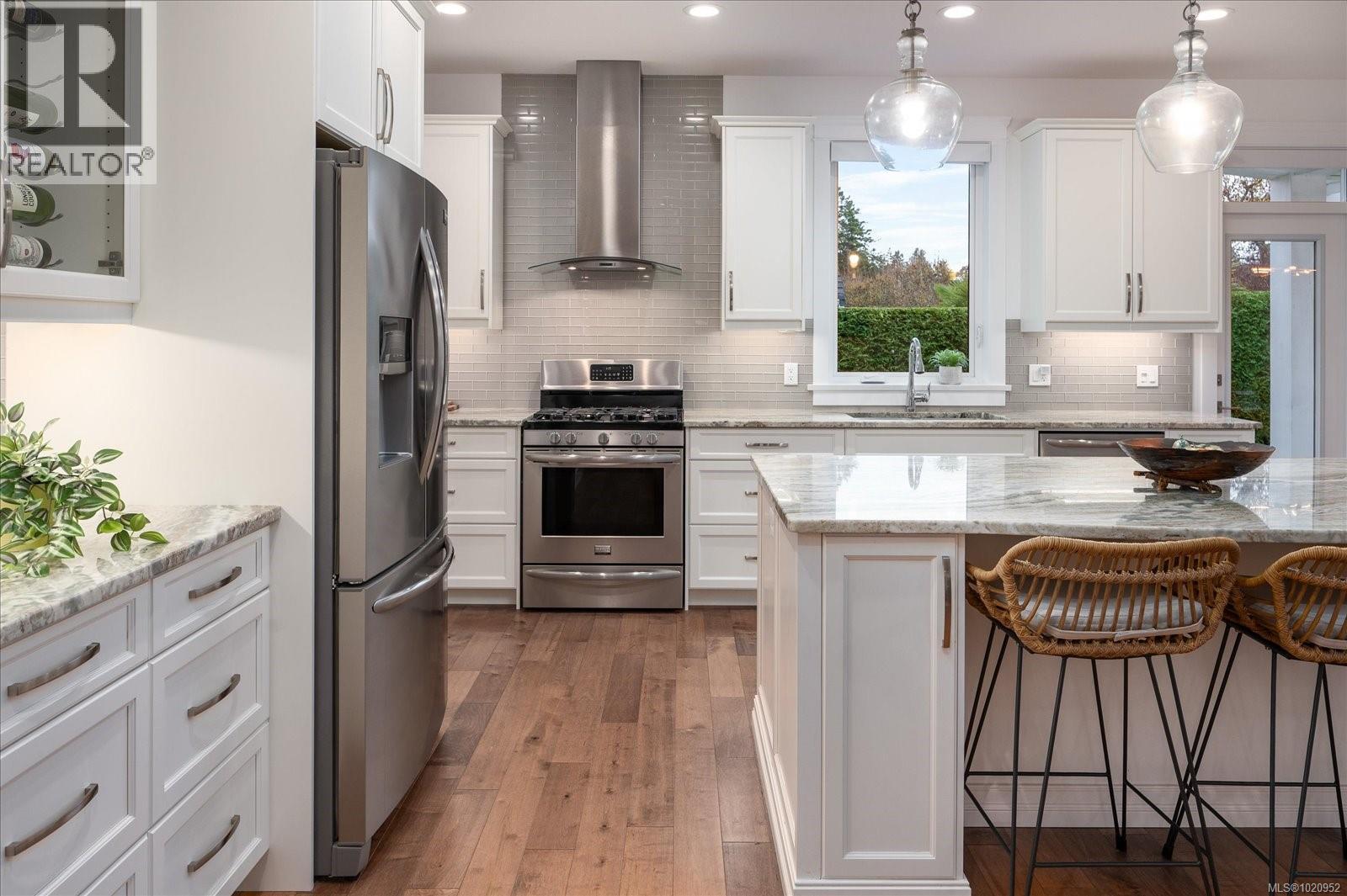 834 Bluffs Dr, Qualicum Beach