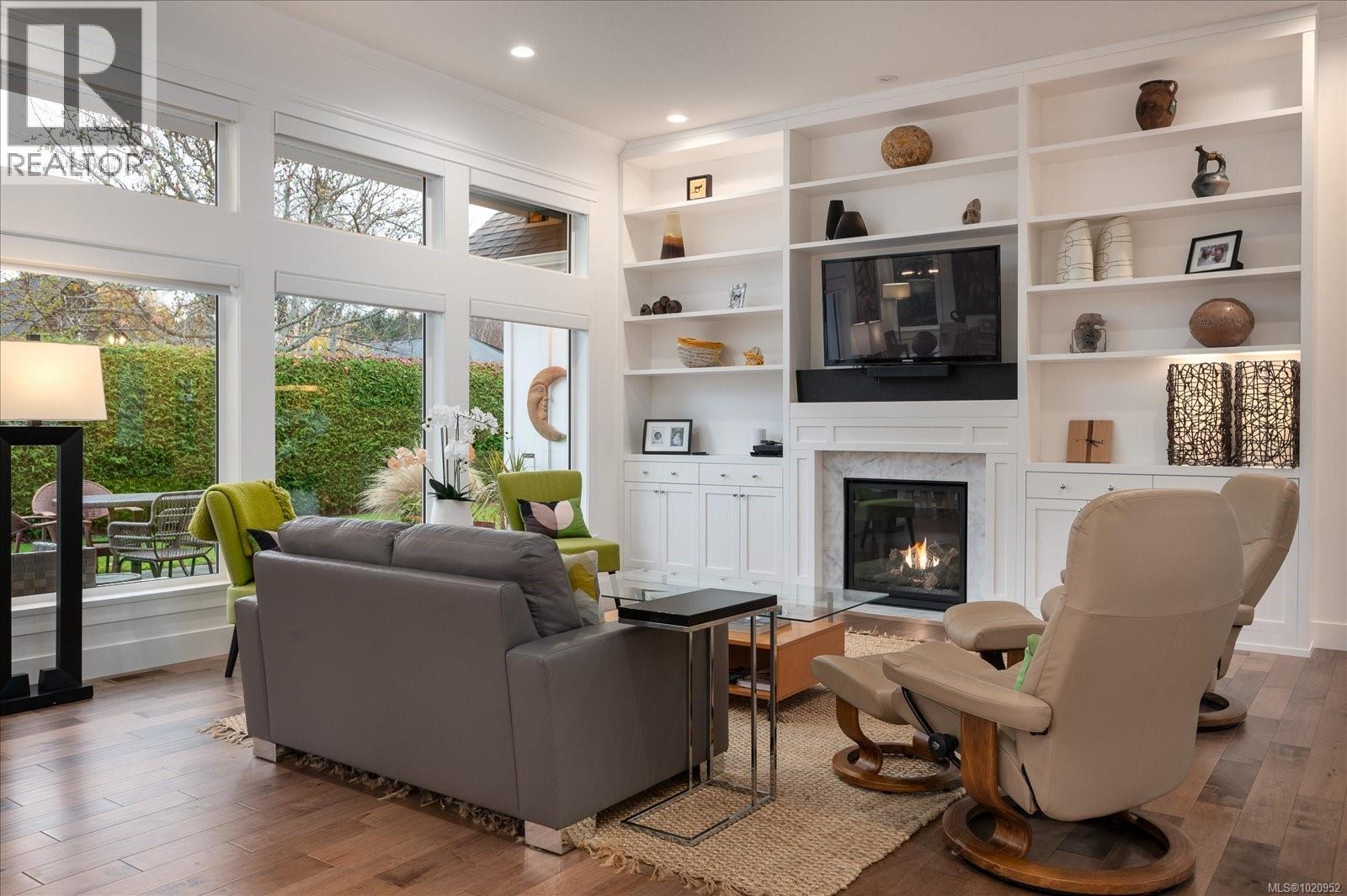 834 Bluffs Dr, Qualicum Beach