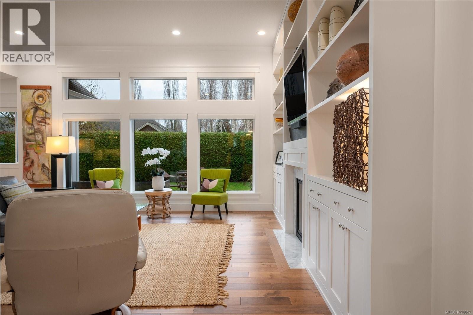 834 Bluffs Dr, Qualicum Beach