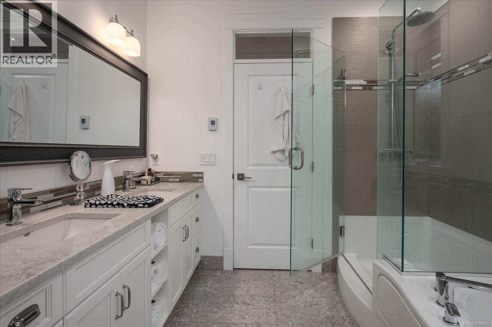 834 Bluffs Dr, Qualicum Beach