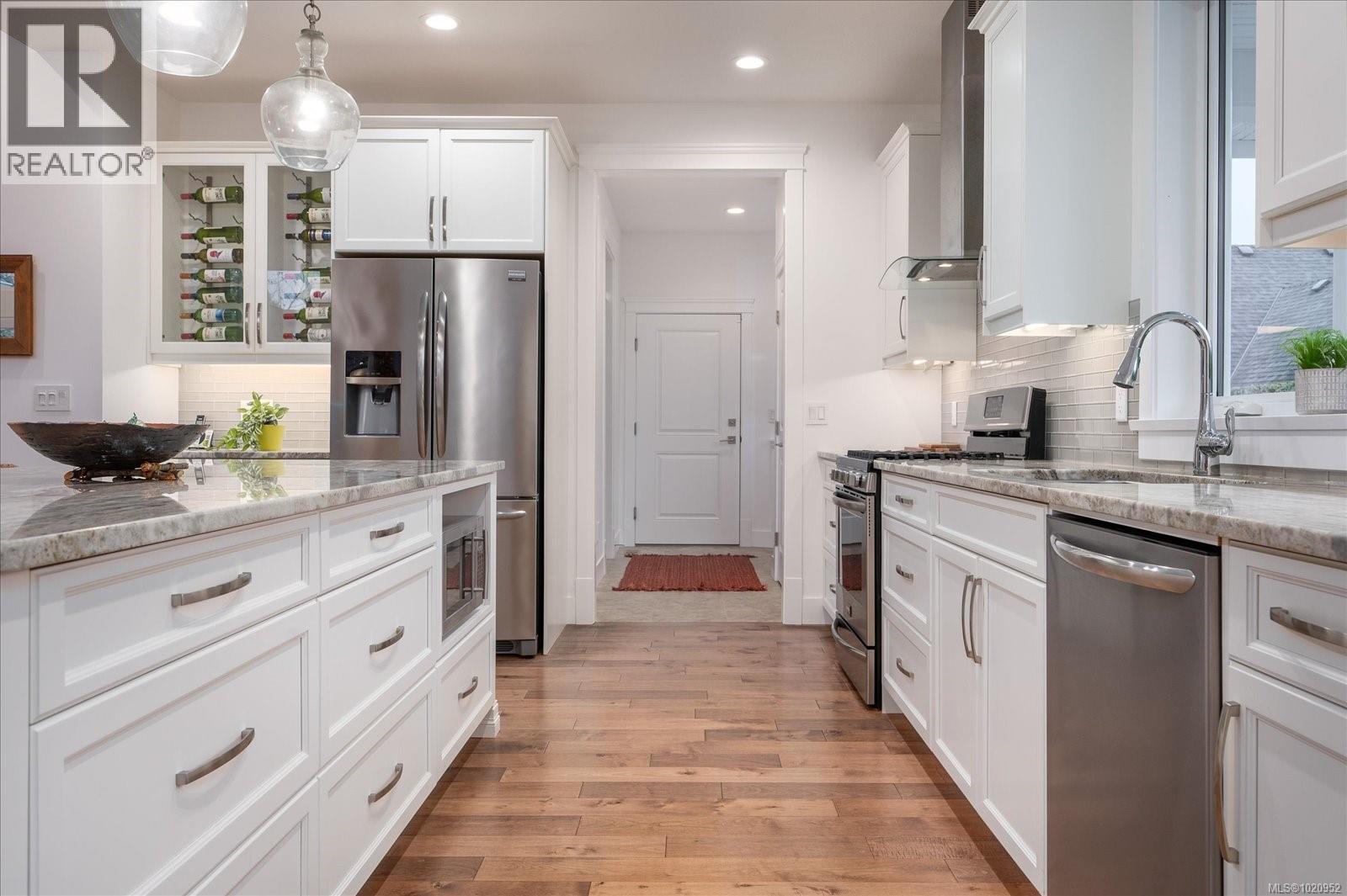 834 Bluffs Dr, Qualicum Beach