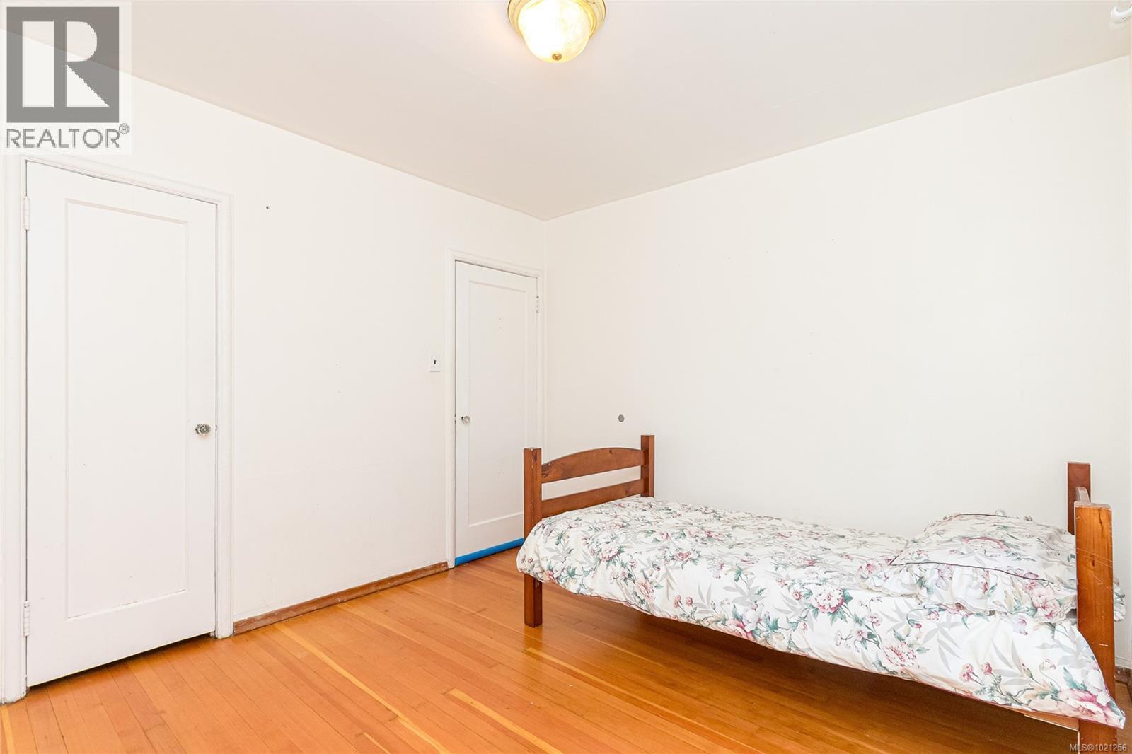  1645 Haultain Street, Victoria