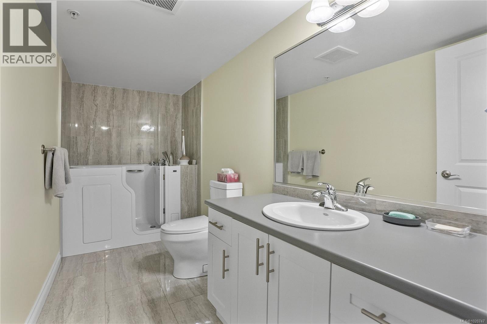 111 4536 Viewmont Avenue, Saanich