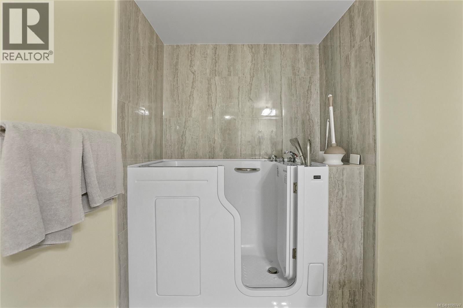 111 4536 Viewmont Avenue, Saanich