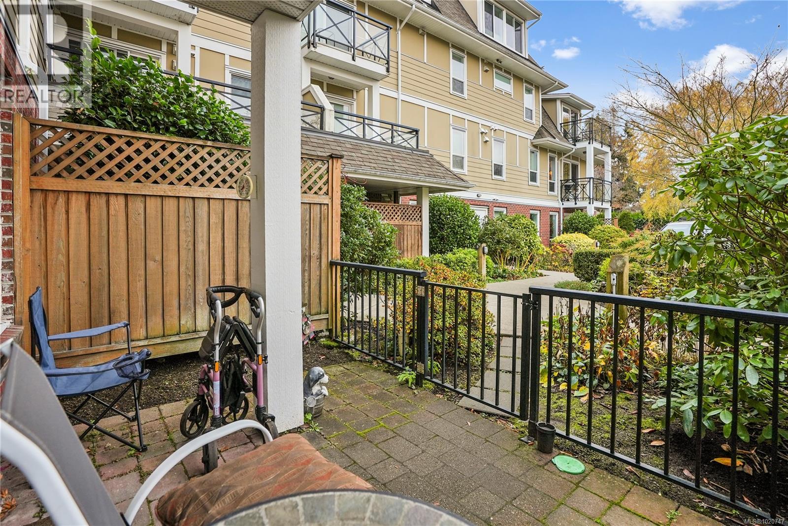 111 4536 Viewmont Avenue, Saanich