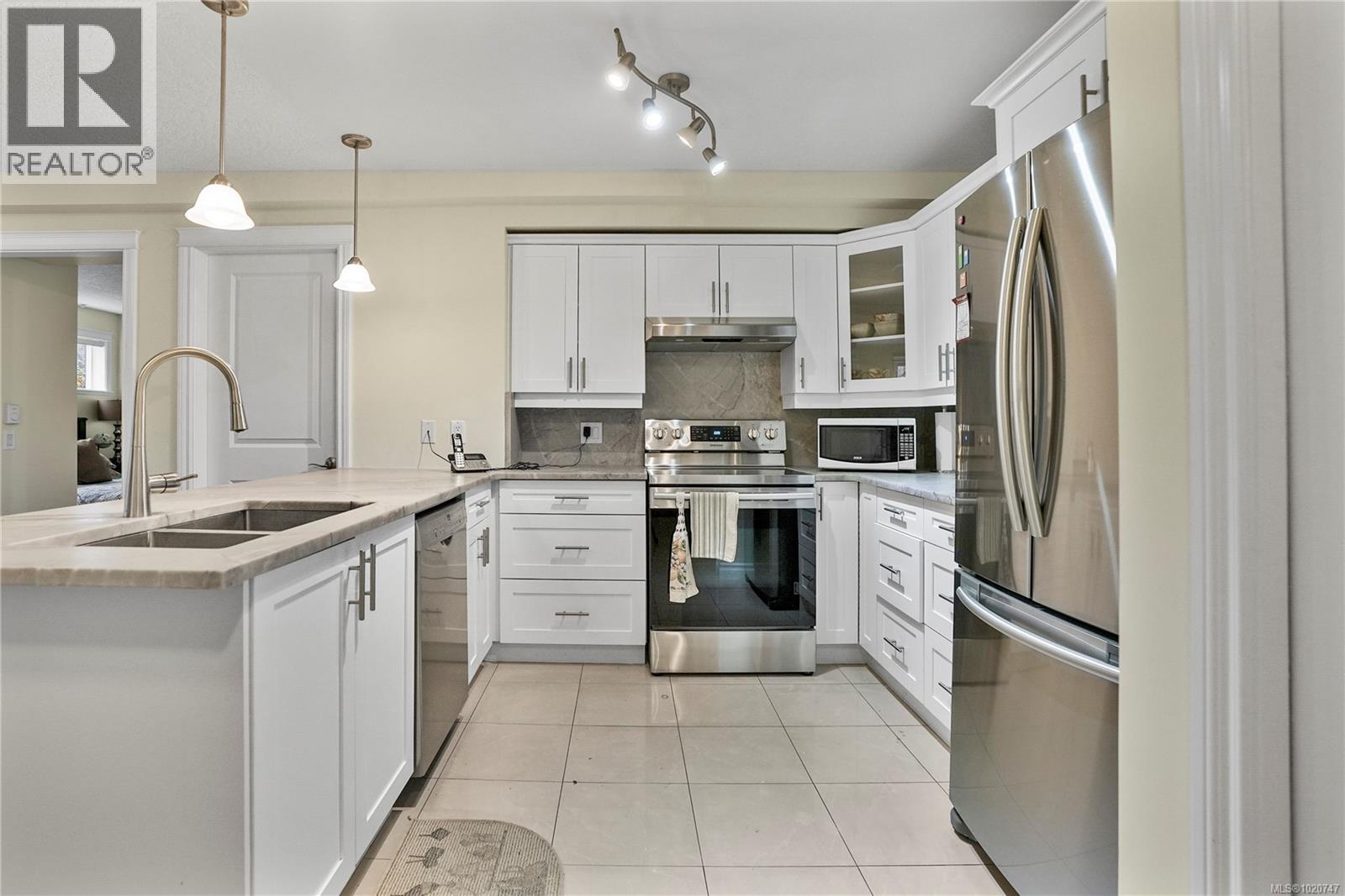 111 4536 Viewmont Avenue, Saanich