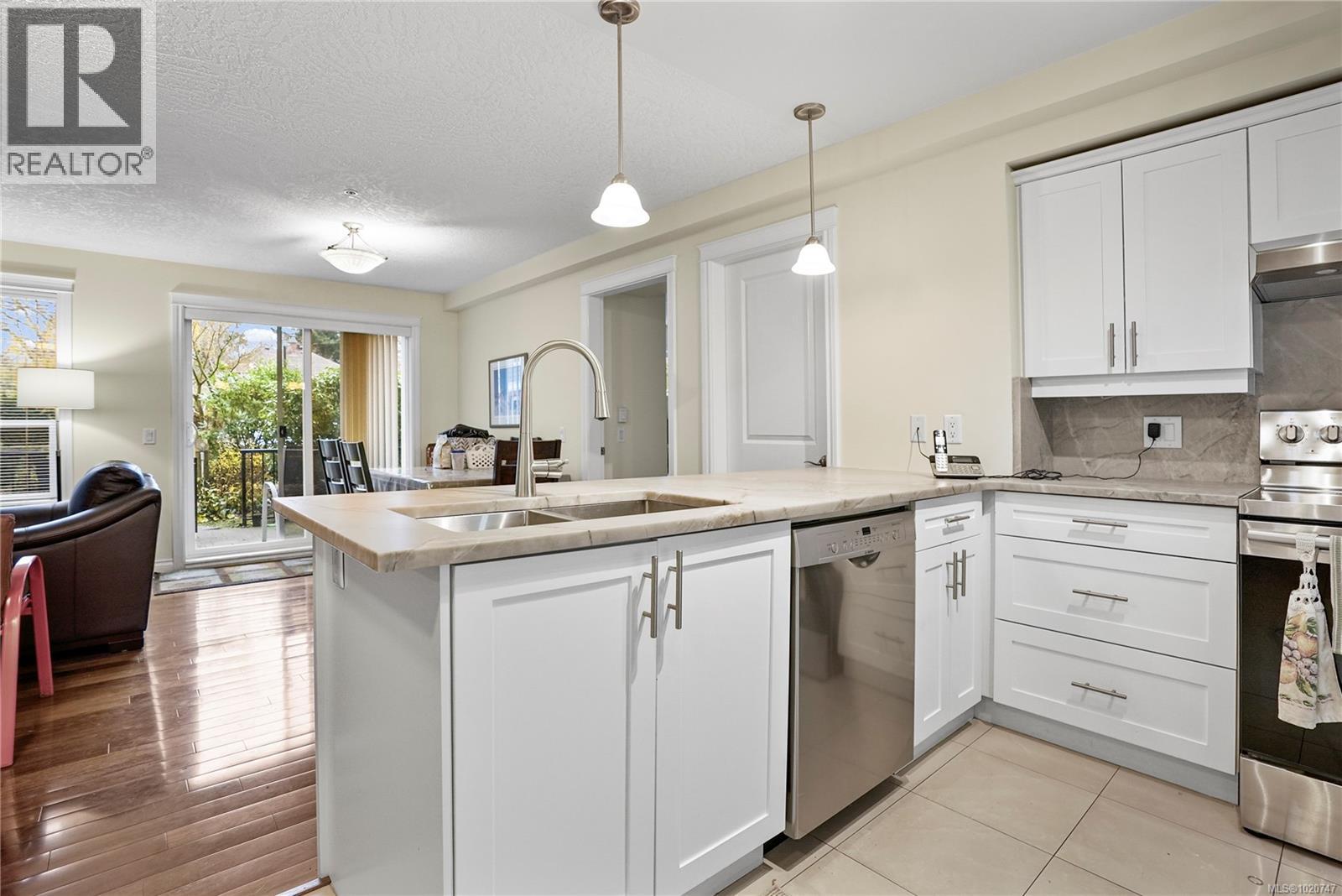 111 4536 Viewmont Avenue, Saanich