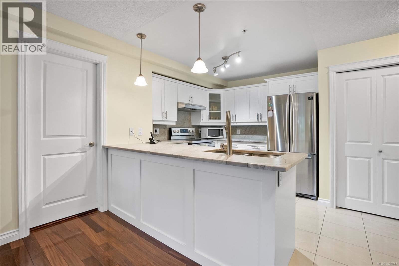 111 4536 Viewmont Avenue, Saanich