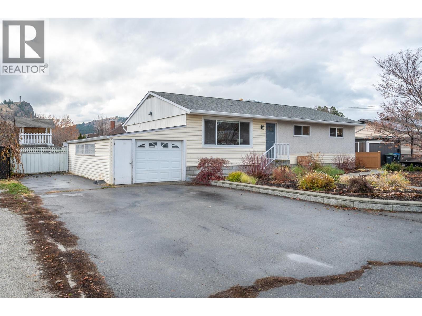 10915 Ward Street, Summerland