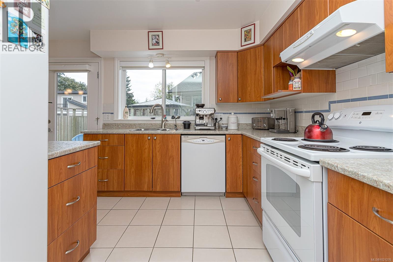  1914 Maple Avenue South, Sooke