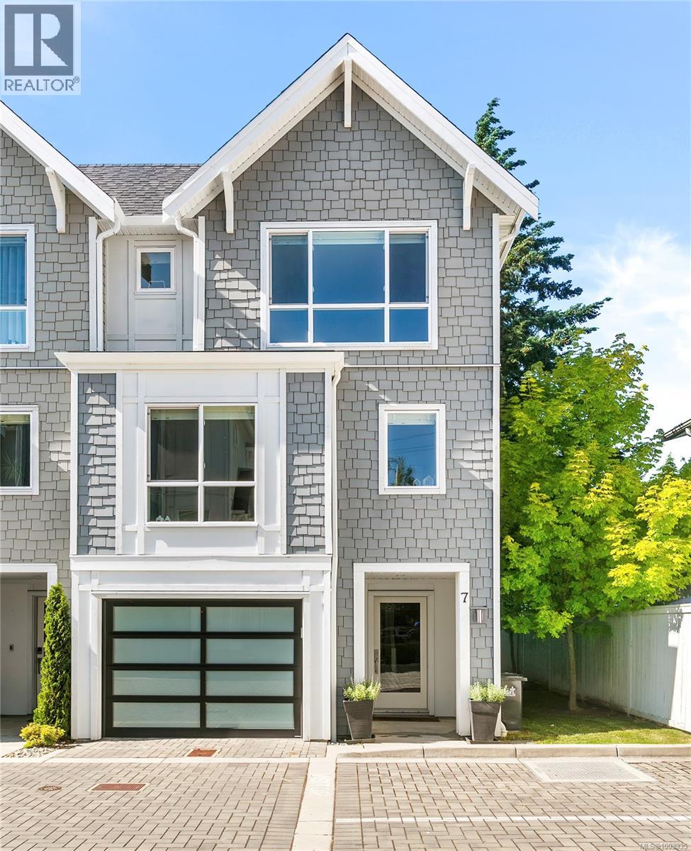 7 1032 Cloverdale Avenue, Saanich