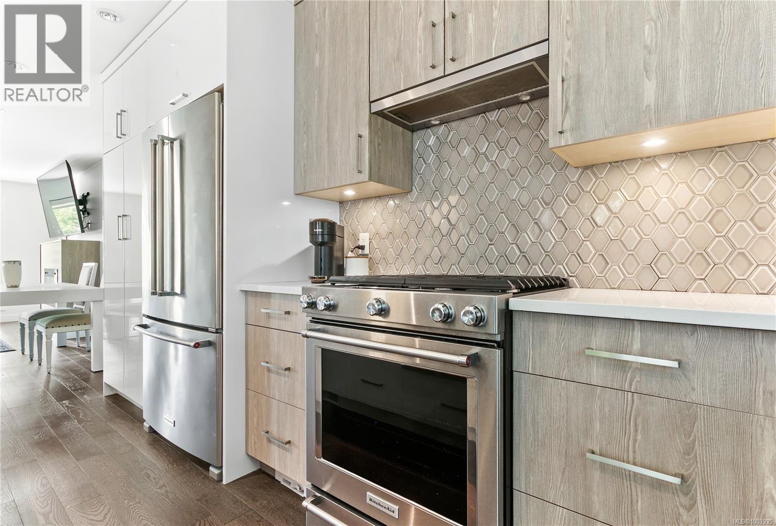 7 1032 Cloverdale Avenue, Saanich