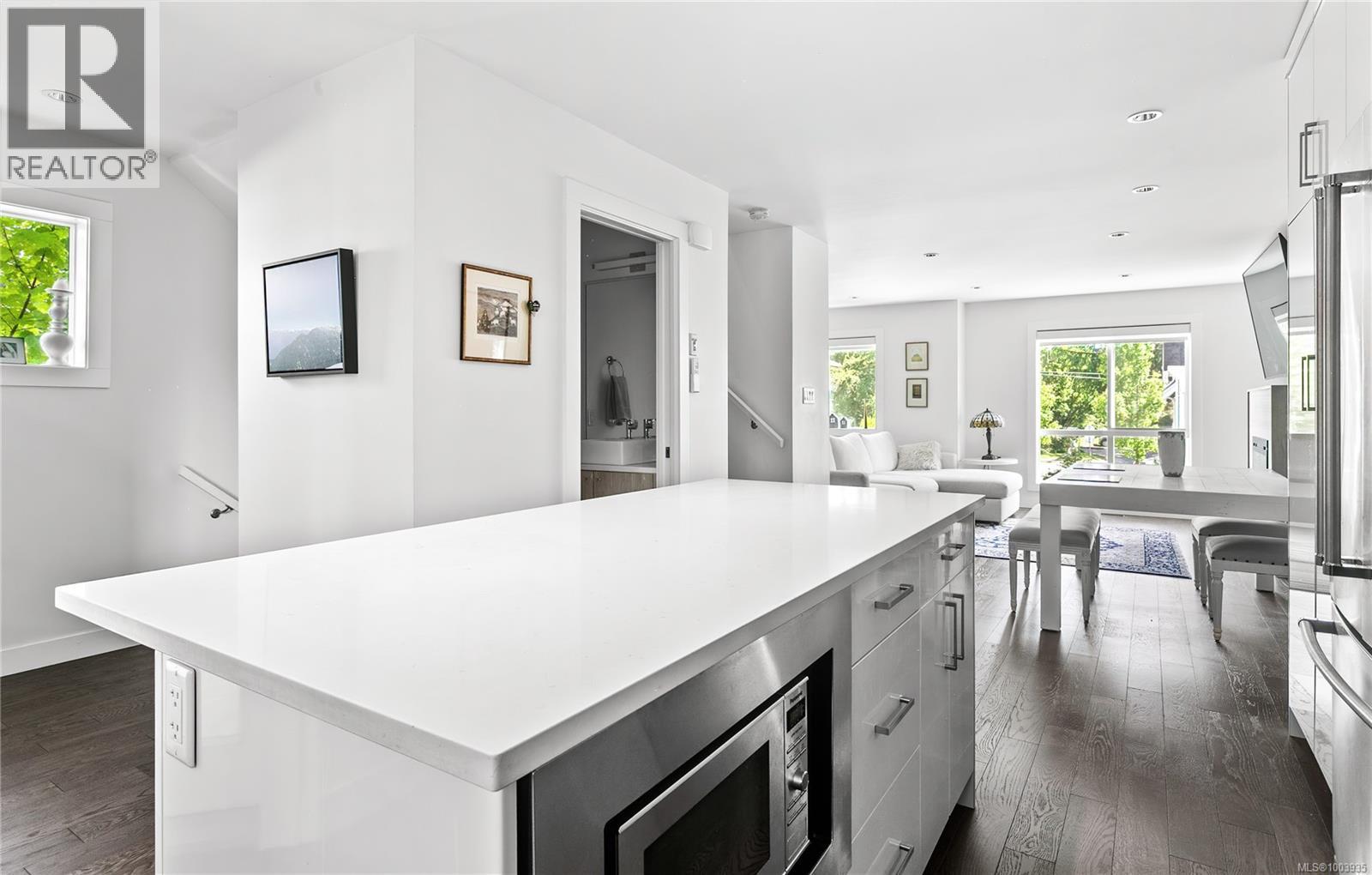 7 1032 Cloverdale Avenue, Saanich