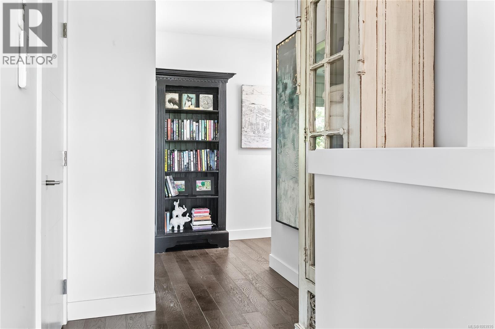 7 1032 Cloverdale Avenue, Saanich