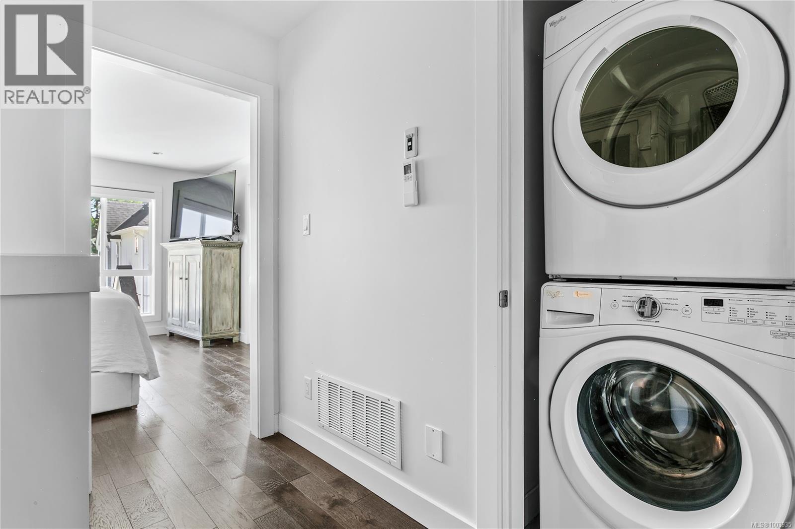 7 1032 Cloverdale Avenue, Saanich