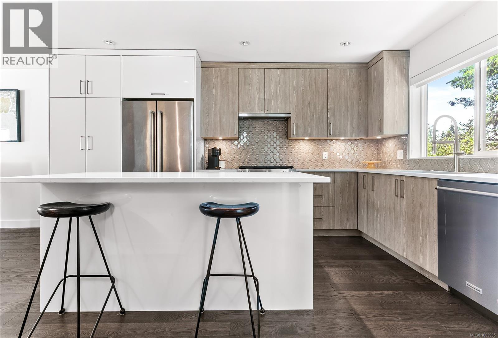 7 1032 Cloverdale Avenue, Saanich