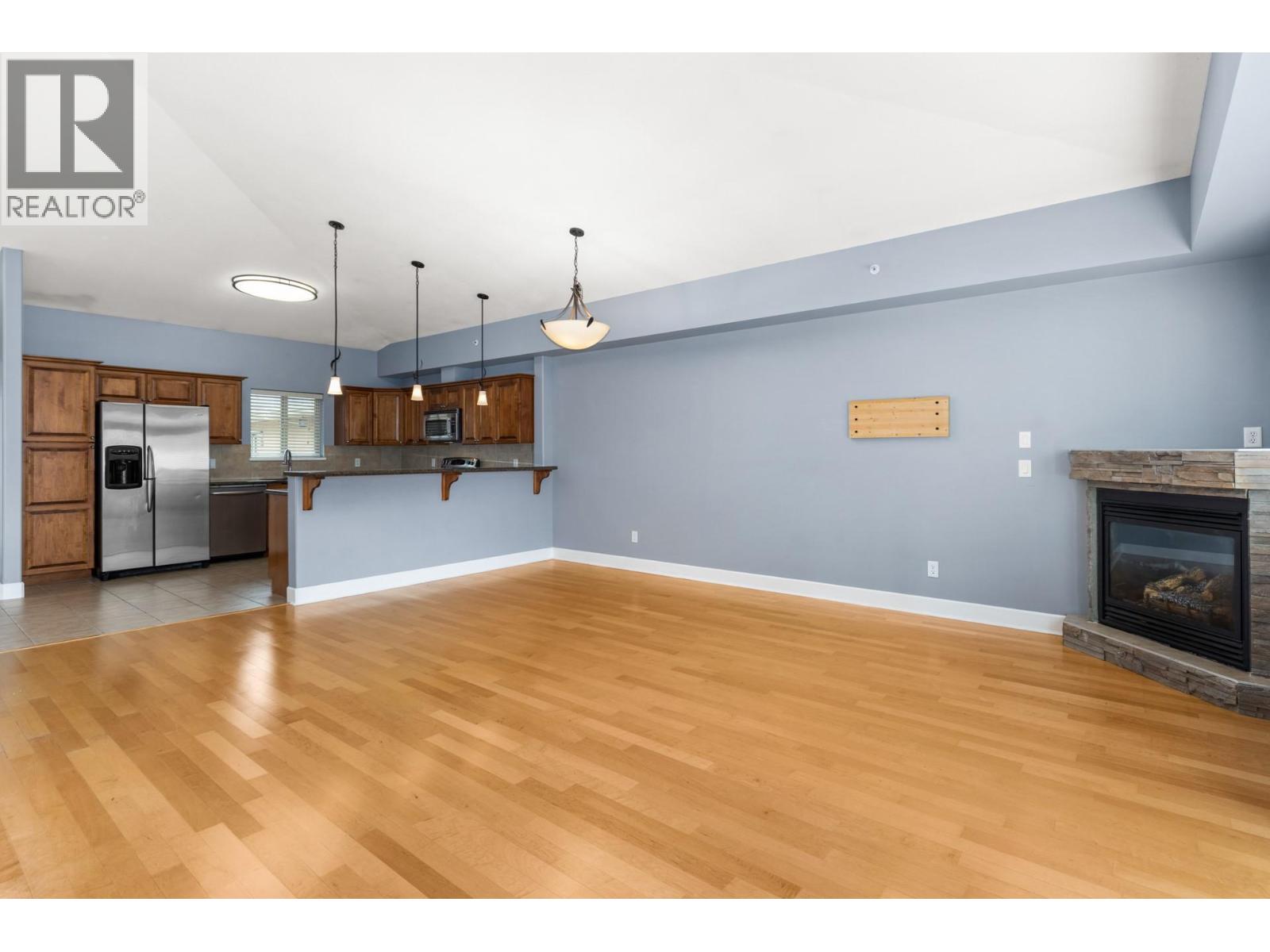 335 3996 Beach Avenue, Peachland