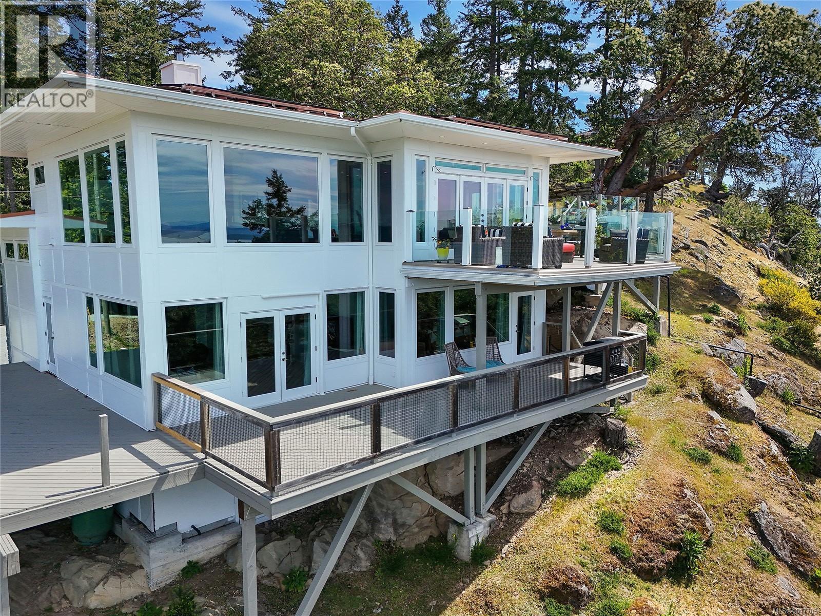  356 East West Road, Mayne Island