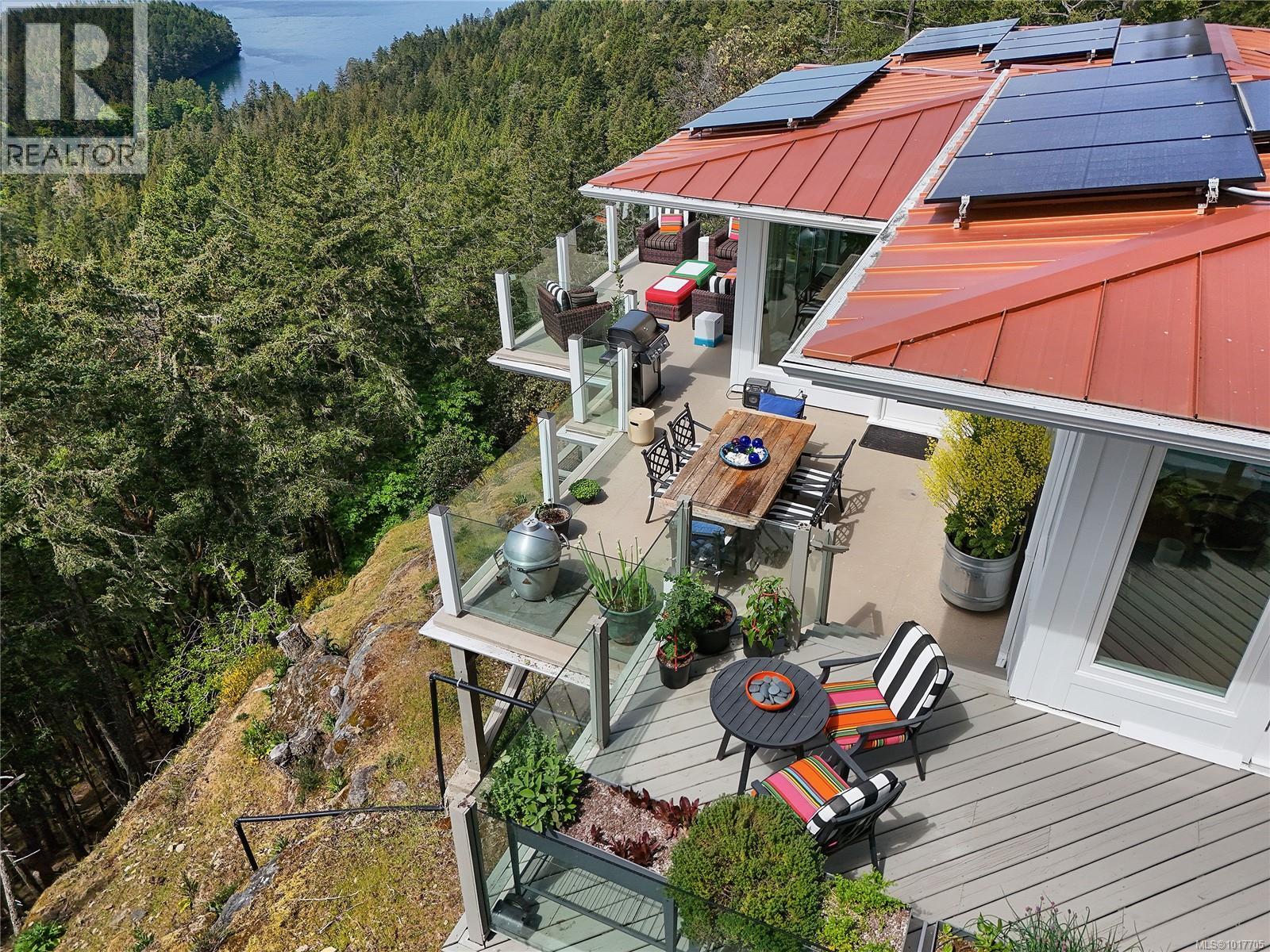  356 East West Road, Mayne Island